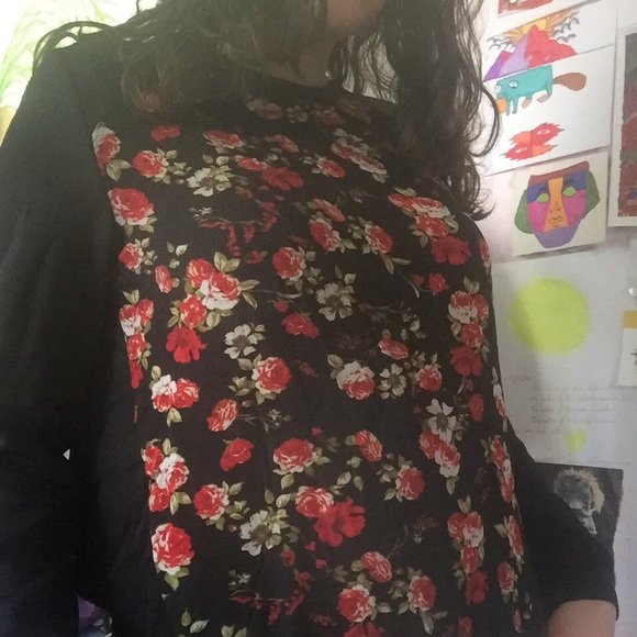Tops - Black floral sweatshirt 🌹 Tops - Black floral sweatshirt 🌹